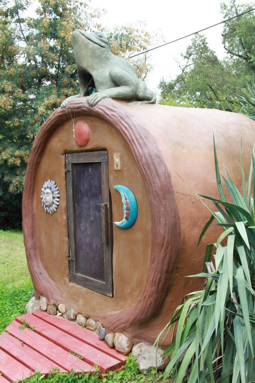 Hobbit Hut Hotel Geyserville Bagian luar foto