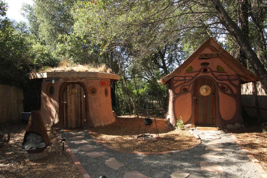Hobbit Hut Hotel Geyserville Bagian luar foto