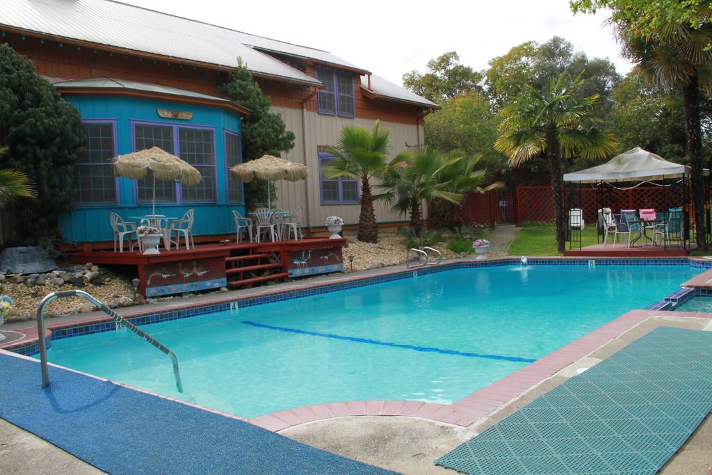 Hobbit Hut Hotel Geyserville Bagian luar foto